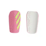 Canilleras Adidas Tiro Club color rosa con tres tiras diagonales amarillas y perforaciones para ventilación.