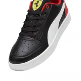 Championes Puma modelo Caven 2.0 edición Ferrari, de diseño urbano con exterior en cuero sintético negro, franja lateral blanca y detalles en rojo en el talón y el interior. Presenta el logo de Ferrari en la lengüeta y suela de goma blanca.