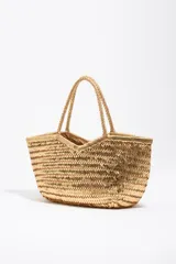 Bolso shopper grande de mano y hombro, de diseño trenzado en acabado metalizado dorado, con doble asa superior y detalle de parche frontal con logo de la marca.