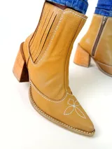 Botas tejanas de cuero negro, con taco cuadrado de 8 cm y elástico lateral.