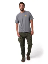 Remera gris melange de manga corta con cuello redondo, confeccionada en mezcla de algodón y poliéster reciclado. Cuenta con el logo pequeño de la marca Cat estampado en amarillo en el lado izquierdo del pecho.