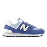 Championes urbanos New Balance modelo 574, color azul con detalles en blanco y celeste. Confeccionados en gamuza y malla, presentan el logo N característico en los laterales y entresuela ENCAP para mayor amortiguación y sujeción.