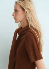 Jersey de punto de manga corta con diseño de doble capa y cuello redondo. Presenta un estilo recto y tejido de punto medio.