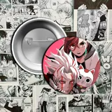 Pin metálico con ilustración de personajes de DanDaDan besándose.