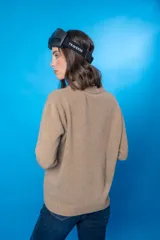 Sweater color beige de tejido de punto con cuello redondo y mangas largas.