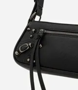 Cartera tipo baguette de PU color beige claro, con acabado liso y detalles de apliques metálicos tipo tachas y argollas en color gunmetal. Presenta un bolsillo frontal con cierre y un tirador de cuero sintético colgante. Incluye asa corta ajustable con hebilla.