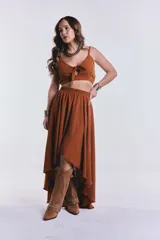 Top color ladrillo con breteles finos regulables, escote en V y nudo en el centro del busto.