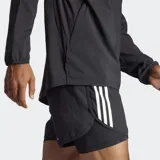 Campera deportiva Adidas Adizero Essentials de color negro, con cierre frontal completo, cuello alto y bolsillos laterales con cierre.
