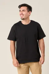 Remera gris de corte clásico y mangas cortas.