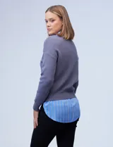 Buzo color marrón claro, tejido soft, marca Philosophy, con cuello redondo y mangas largas.