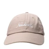 Gorra tipo baseball color beige con bordado en hilo blanco que dice Nashville en tipografía cursiva.