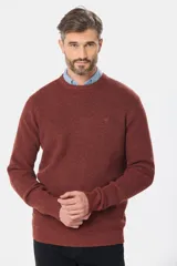 Buzo tejido de punto con escote redondo y textura estructurada. Diseño de manga larga con calce clásico.