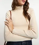 Suéter de punto color borgoña, con cuello alto estructurado y mangas largas.