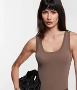 Blusa musculosa de punto ligero texturizado, color blanco, con cuello redondo y breteles anchos.