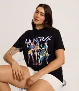 Remera negra de algodón con cuello redondo y manga corta. Presenta un estampado frontal con el texto "HUNTRAX" y tres personajes femeninos de estilo anime/k-pop.