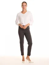 Pantalón de corte cigarette, tiro alto, color verde oscuro con estampado cuadrillé. Presenta ruedo con tajo en los tobillos.