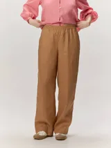Pantalón de corte recto y elegante, color tostado, con cintura elastizada y confeccionado en mezcla de lino y poliéster.