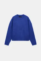 Jersey de punto de tacto suave, color azul eléctrico, con cuello redondo y manga larga. Presenta acabados en rib en cuello, puños y ruedo.