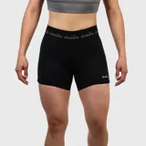 Short deportivo ajustado color negro, con cintura elástica ancha que lleva el logo de Diadora repetido en gris oscuro. Pequeño logo de Diadora en la pierna izquierda.