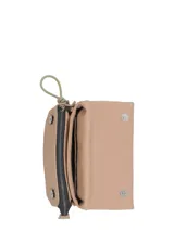 Cartera cruzada de ecocuero engomado color marrón, con solapa frontal, cierre magnético y logo de la marca grabado. Incluye correa ajustable y desmontable, además de un llavero decorativo.