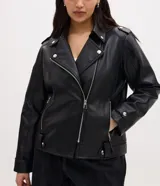 Campera estilo biker confeccionada en poliuretano con base de viscosa, forrada en poliéster. Presenta cuello con solapas, cierre frontal con cremallera metálica, bolsillos laterales con cierre y detalles de botones a presión.