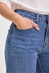 Pantalón de jean azul de corte recto y tiro alto.