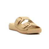 Sandalias bajas color beige con dos tiras anchas sobre el empeine, cada una con una hebilla decorativa.