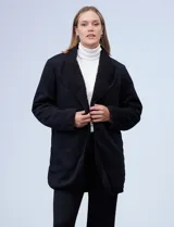 Cardigan largo reversible, con un lado de sherpa y otro capitoneado. Tiene bolsillos delanteros.