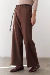 Pantalón marrón de corte recto y pierna ancha, con cintura alta, bolsillos laterales y cierre.