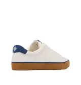 Championes Columbia modelo Bonehead Lea, color blanco con detalles en azul marino y suela de goma color caramelo. Presentan un diseño versátil con mezcla de cuero y materiales sintéticos, entresuela de EVA para mayor comodidad y suela Omni-Grip para tracción en diversas superficies.