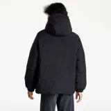 Campera puffer acolchada Carhartt WIP modelo Munro Jacket, color negro, con capucha, cierre frontal con cremallera y solapa, bolsillos delanteros con solapa y cremallera, y etiqueta con el logo de la marca.
