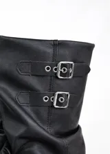 Botas de caña baja negras con dos correas con hebillas plateadas.