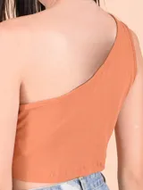 Crop top asimétrico fucsia de un solo hombro, con textura acanalada.