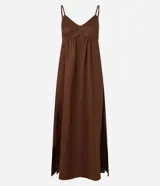 Vestido midi color marrón, con breteles finos ajustables, escote en V con busto fruncido y corte evasé. Presenta detalle de lastex en la espalda y aberturas laterales con encaje.