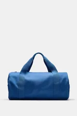 Bolso tipo bowling de la colección especial Fruit of the Loom con Zara, en color azul, de formato cilíndrico, con doble asa de mano y cierre de cremallera.