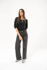 Pantalón de jean de tiro alto color gris oscuro, corte recto, con bolsillos delanteros decorativos y bolsillos traseros.