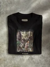 Remera de manga larga Columbia en color negro, confeccionada en mezcla de algodón. Presenta un estampado gráfico central inspirado en la Batalla de Endor de Star Wars, con el logo de la marca bordado debajo. Cuenta con tecnología Omni-Shade UPF 50 para protección solar.