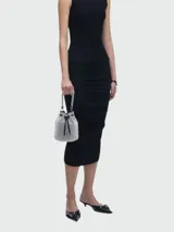 Cartera tipo bucket mini, color negro con apliques de strass, asa corta superior y correa larga desmontable. Incluye cierre con cordón ajustable y logo "J Marc" metálico en el frente.