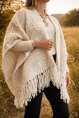 Ruana artesanal tejida en lana merino, de diseño abierto con terminación de flecos en el ruedo.