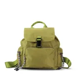Mochila de nylon color rojo, con tapa frontal, broche metálico y cierre tipo marinero. Cuenta con bolsillo frontal con cierre metálico, bolsillos laterales, asas de mano y correas regulables para la espalda.