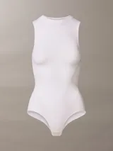 Body blanco de nailon elástico, con escote cuadrado, copas suaves sin relleno, control de vientre y paneles diseñados en cintura, cadera y parte trasera.