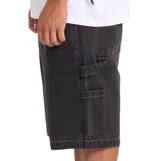 Bermuda de denim negro de estilo cargo, corte holgado y bolsillos laterales. Cuenta con costuras en contraste de color ocre y trabillas para cinturón.