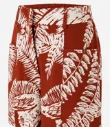 Short de crepe con estampado de follajes, bolsillos delanteros aplicados, cintura con pasadores y elástico posterior.