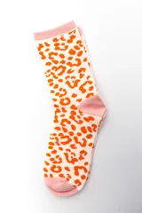 Pack de tres pares de medias estilo crew con diseños variados: un par a rayas horizontales blancas y negras, un par con estampado animal print en tonos rosado y negro, y un par con estampado animal print en tonos blanco y naranja.