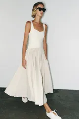 Vestido midi combinado con cuerpo ajustado de escote corazón, tirantes anchos y falda amplia de corte evasé en contraste.