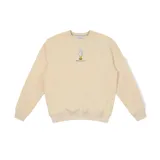 Buzo color beige de corte clásico, con cuello redondo y puños y cintura acanalados. Estampado pequeño en el pecho de una mano haciendo el signo de la paz.