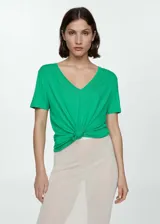 Camiseta de manga corta con cuello en pico, confeccionada en tejido fluido y diseño recto.