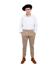 Pantalón de vestir azul marino, de corte recto, con bolsillos laterales y traseros. Se ajusta a la cintura con cinturón de cuero marrón.