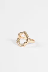 Anillo dorado de diseño irregular y acabado texturizado con efecto orgánico.