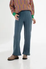 Pantalón tejido azul con corte acampanado y textura acanalada vertical.